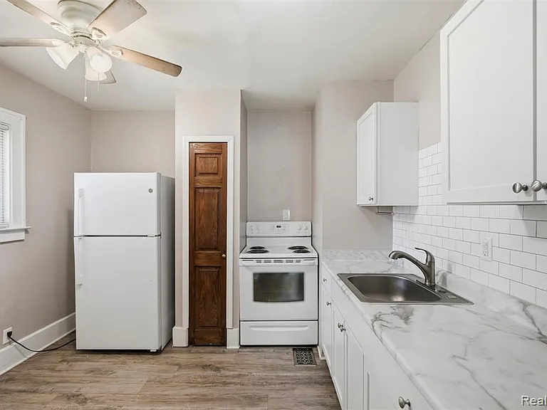 735 E Maxlow Ave — Photo 9