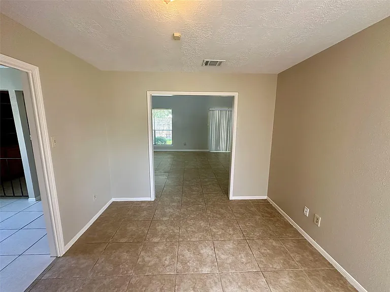 2711 Colony Dr — Photo 9