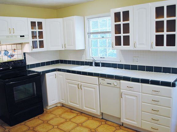 Kitchen W Pantry