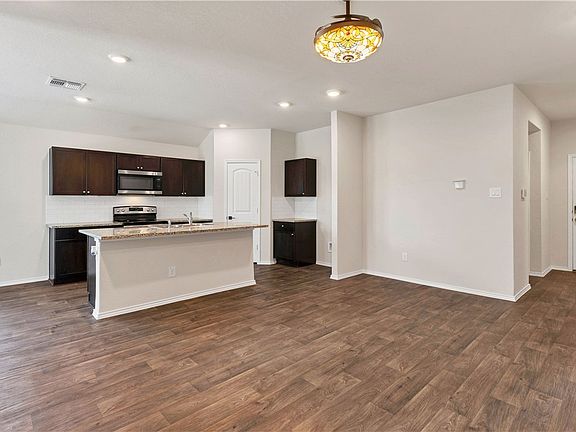 4th image of 928 Armadillo Dr