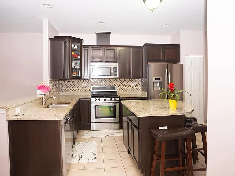 506 Grosvenor Ln — Photo 5