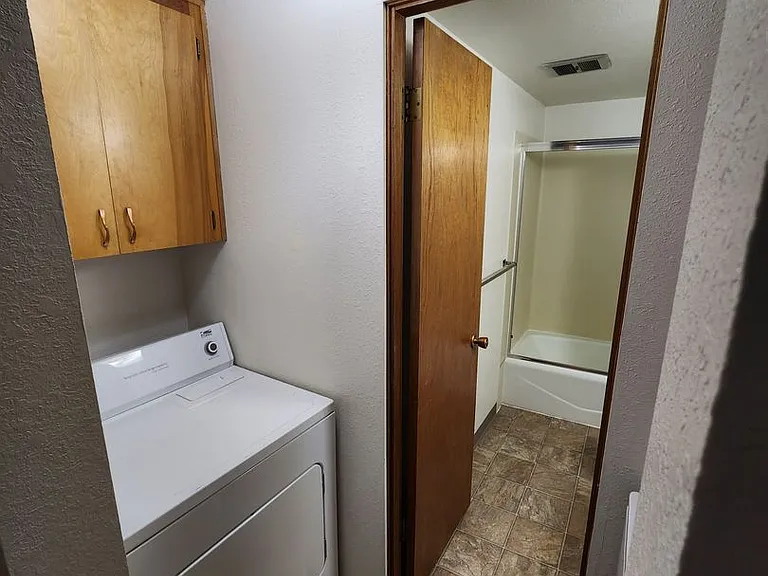 605 S Grand Ave — Photo 24
