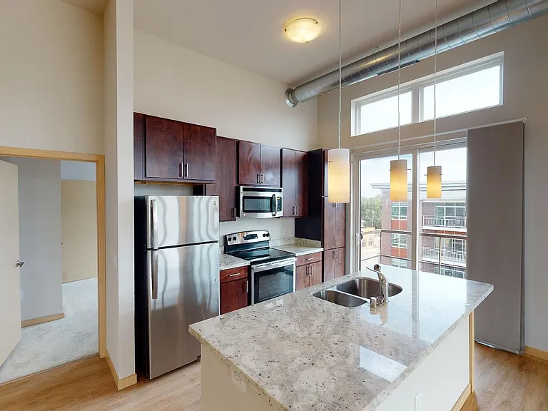 902 Drake St — Photo 4