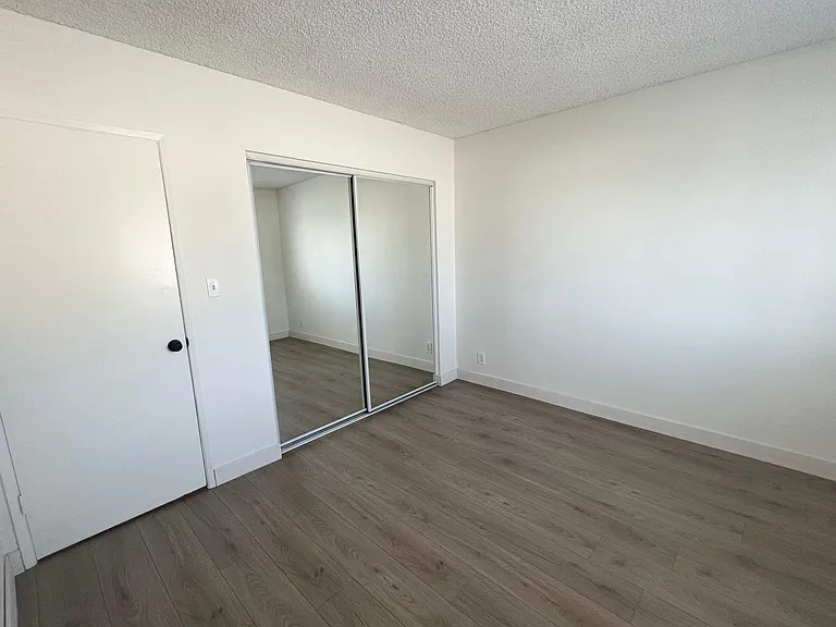 212 E Elmwood Ave — Photo 15