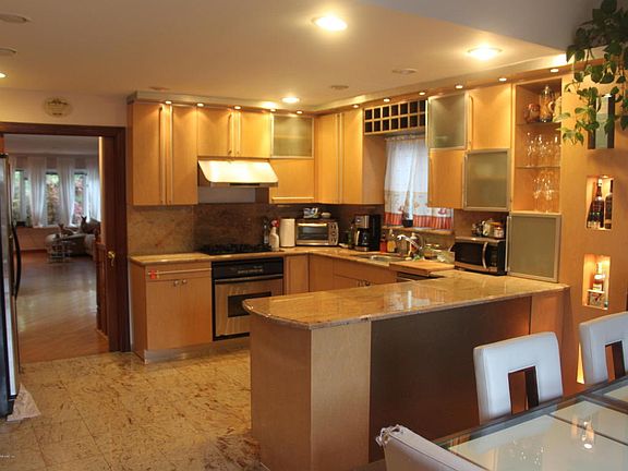 4th image of 520 Tennyson Dr