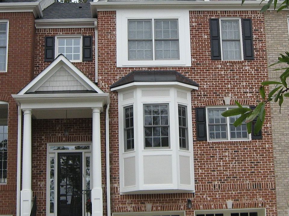 Classic Sandy Springs Circle Townhome!