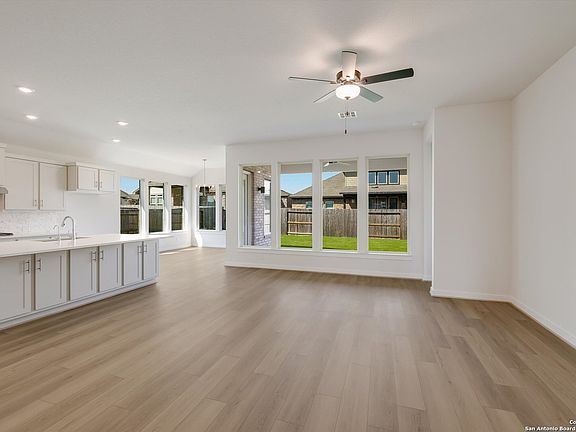 3rd image of 609 Borchers Blvd