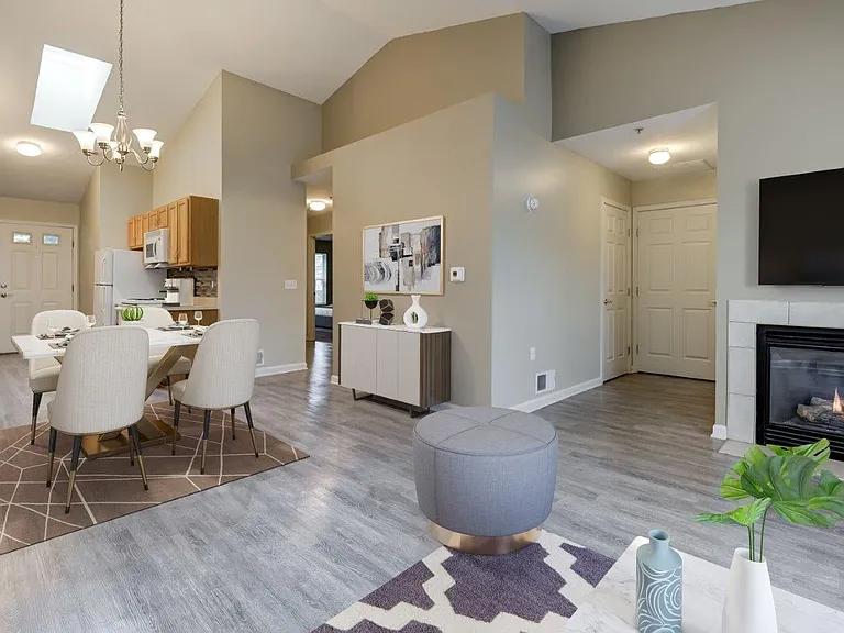 Saratoga Crossing Apartments & Townhomes — Photo 5