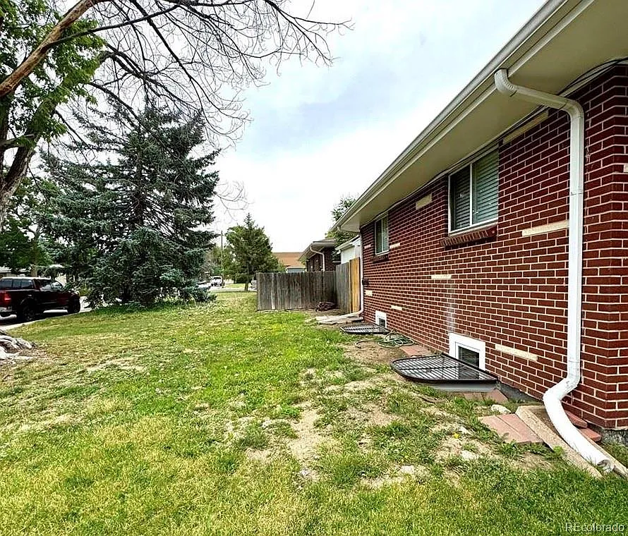 4 bed, 2.0 bath, 3300 sqft, $2,700 — Photo 2