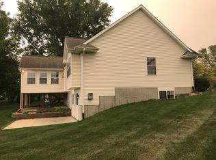135 Ashworth Ct, Hiawatha, IA 52233