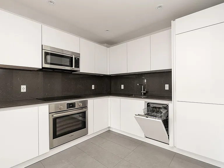 110 Oriole Pkwy — Photo 4