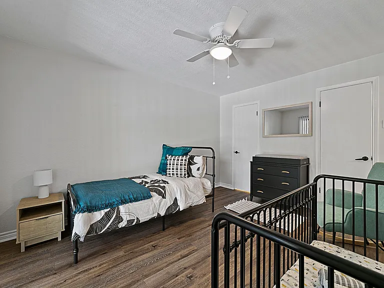 Lakeside Apartments — Photo 29