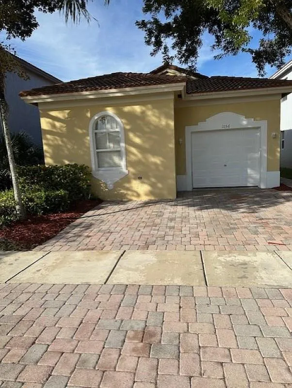 4 bed, 2.0 bath, 1260 sqft, $2,512 — Photo 1