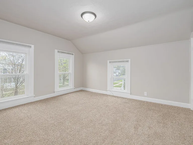 476 Linden St — Photo 12