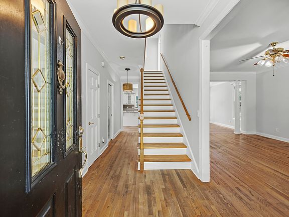 4th image of 541 Woodspring Rd