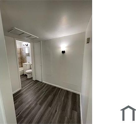 4th image of 4121 N 33rd Dr #B
