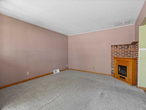 3rd image of 429 E Idaho St
