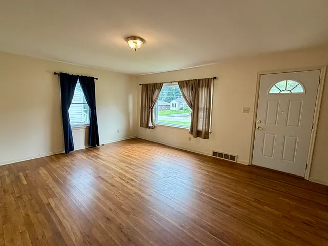 1405 E Elm St — Photo 3