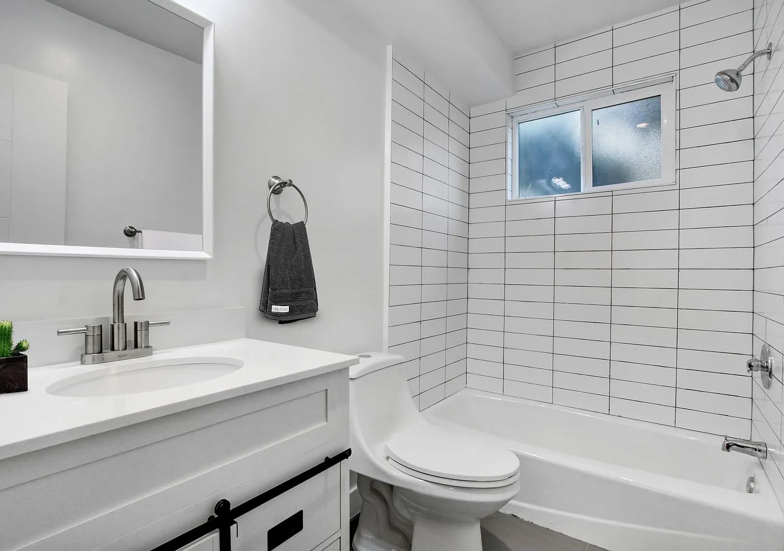 163 S Burlington Ave — Photo 3