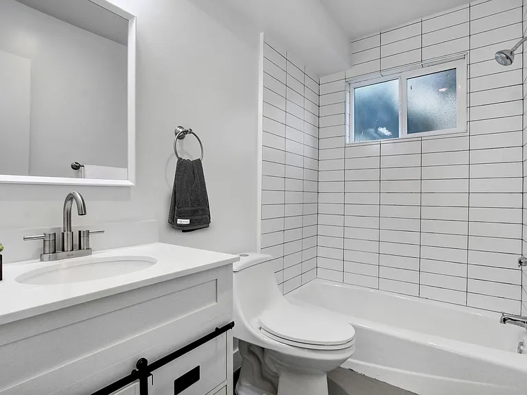 163 S Burlington Ave — Photo 3