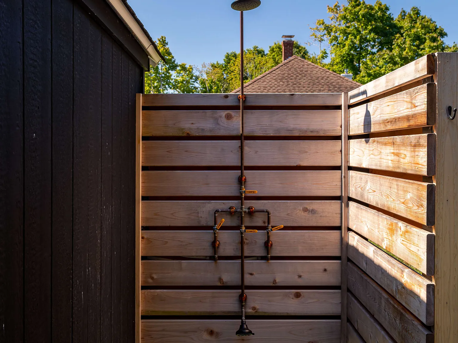 Manor Cottage: Beach Hopping | Outdoor Shower — Photo 4