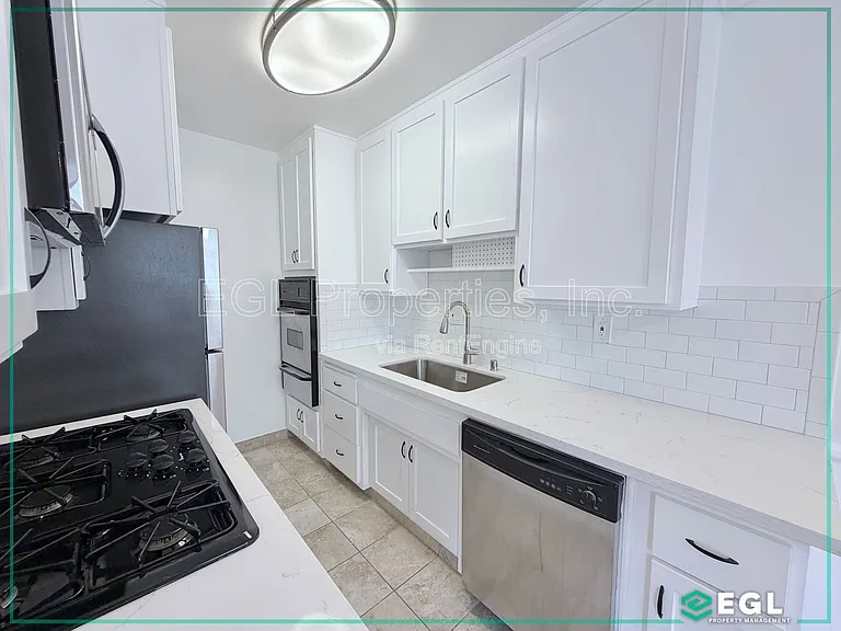 1032 N Gardner St #17 — Photo 6