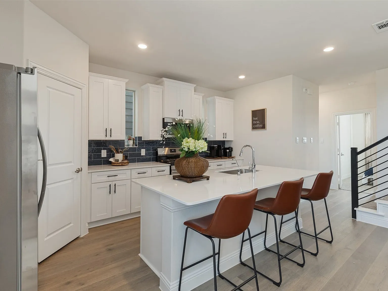 3 bed, 3.0 bath, 1727 sqft, $5,000 — Photo 3