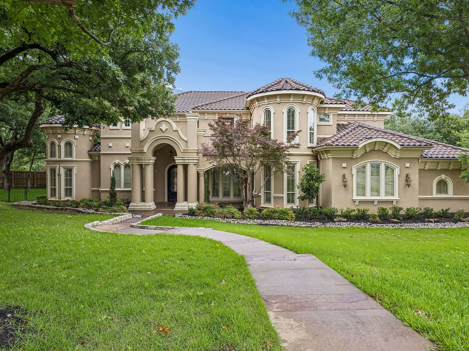 5 bed, 5.5 bath, 5954 sqft, $11,500 — Photo 2