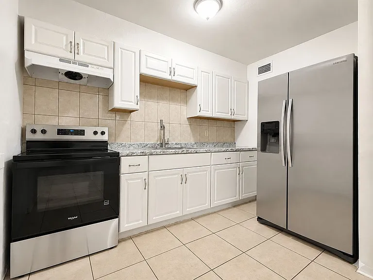 921 Marion St — Photo 8