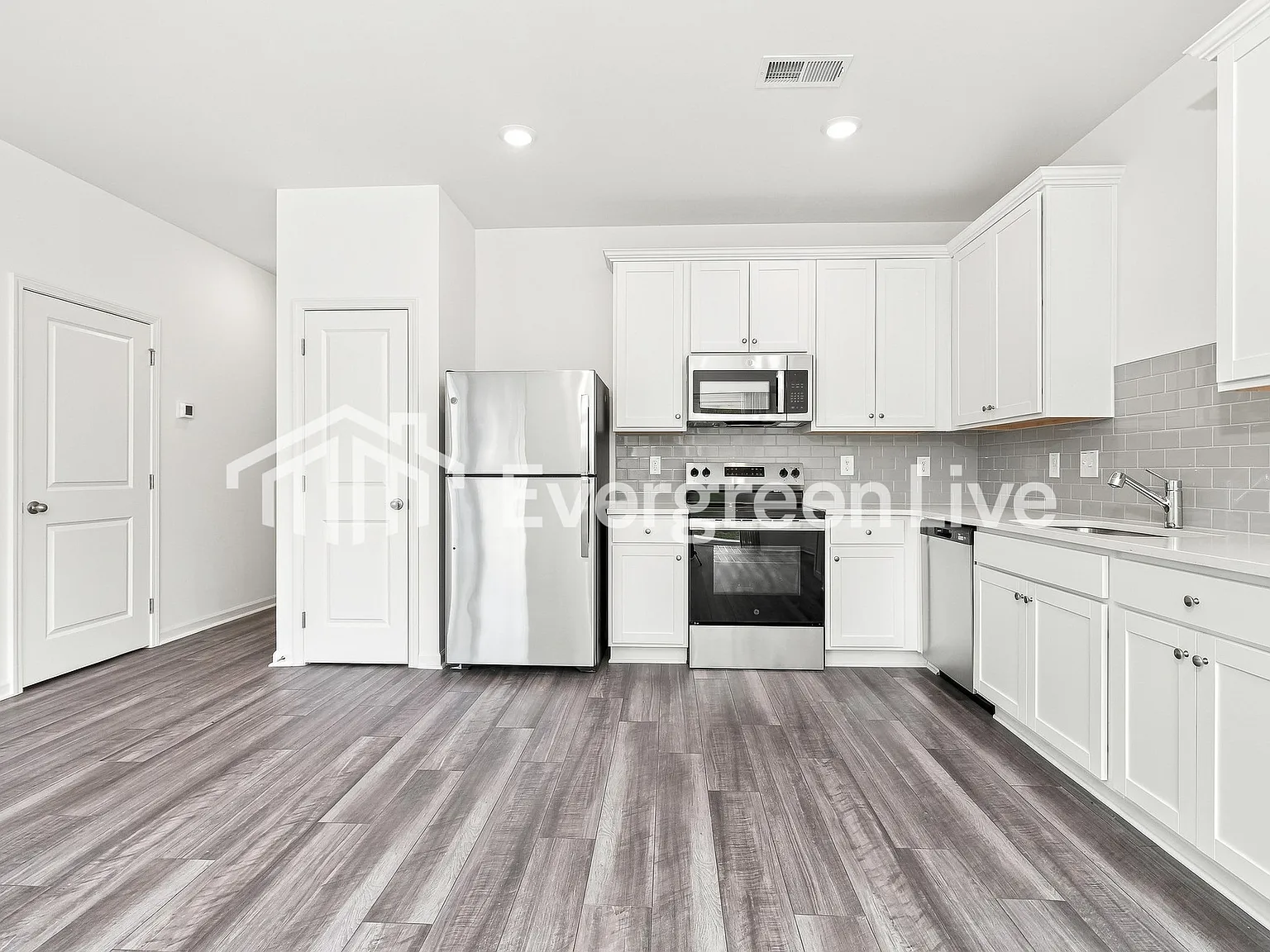 3 bed, 2.5 bath, 1421 sqft, $1,595 — Photo 4