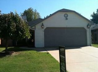 526 Stoneridge Dr, Moore, OK 73160