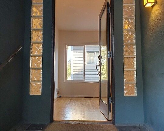 4th image of 1308 N Occidental Blvd