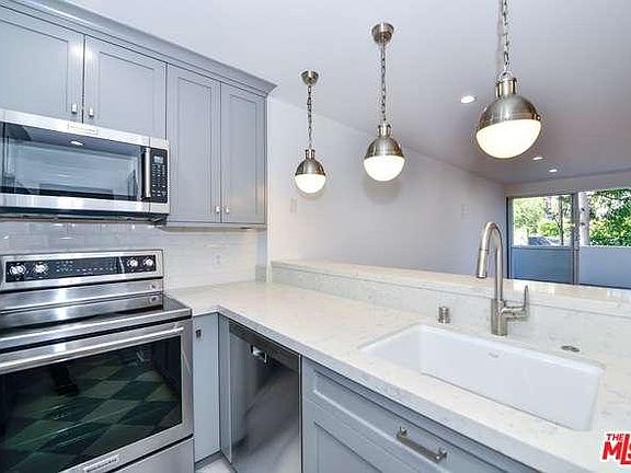 3rd image of 838 N Doheny Dr APT 304