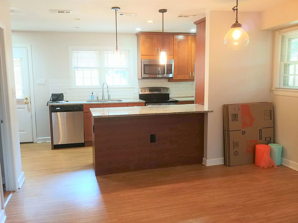 2nd image of 439 Hampton Ct #133