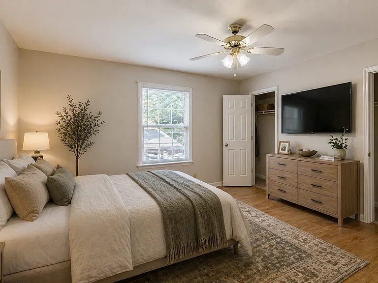 424 Eisenhower Dr — Photo 5
