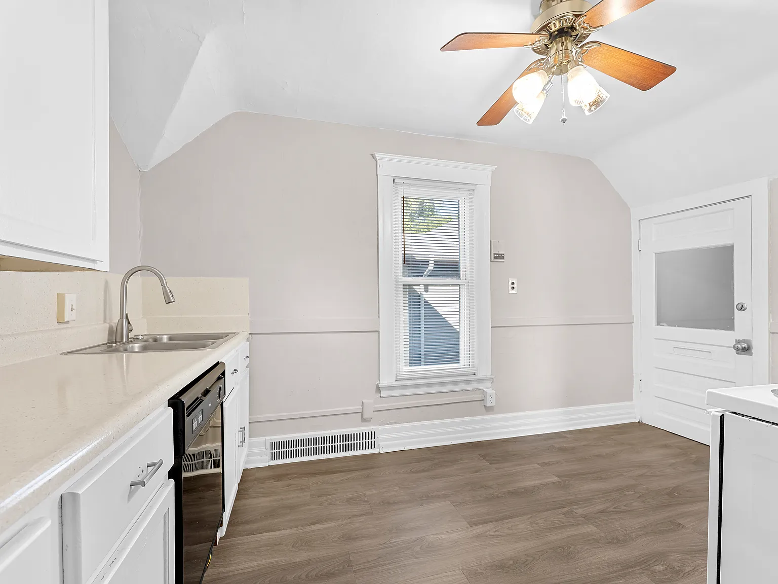 2 bed, 1100 sqft, $1,150 — Photo 3