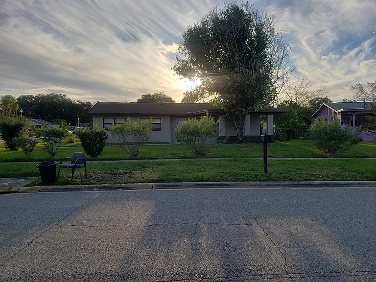 940 Lockhart St — Photo 24
