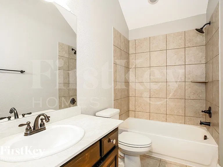 1108 Colonial Dr — Photo 9