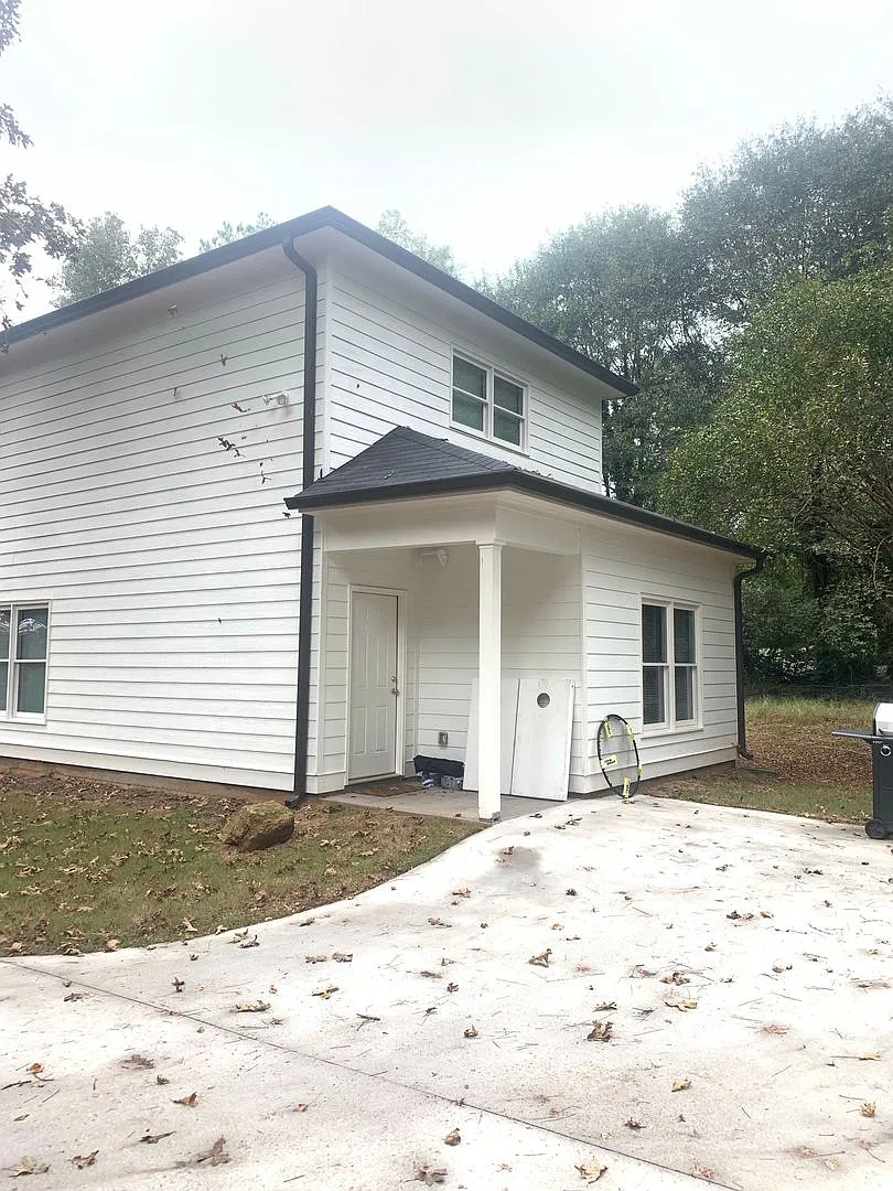 3 Bedroom Near Downtown Available for Pre-Lease — Photo 2