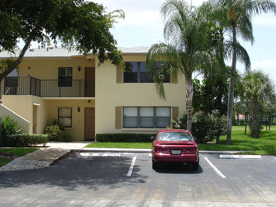 Huge 3/2 in Delray Beach for only $224,990! Seller Pays 1 Year HOA!