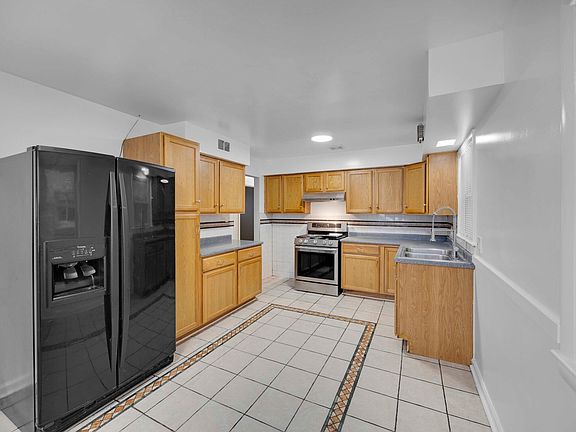 2nd image of 6118 N Hoyne Ave