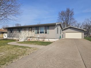 2415 Longhurst Ln, Muscatine, IA 52761
