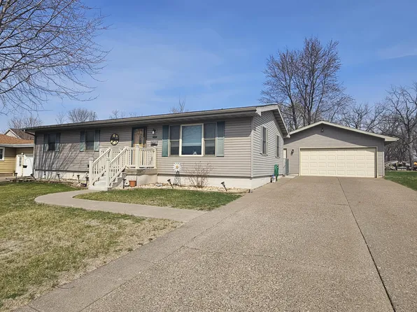 2415 Longhurst Ln, Muscatine, IA 52761
