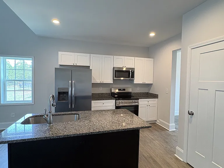 551 Stadium Dr — Photo 3