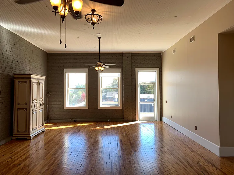 135 W Union St — Photo 5