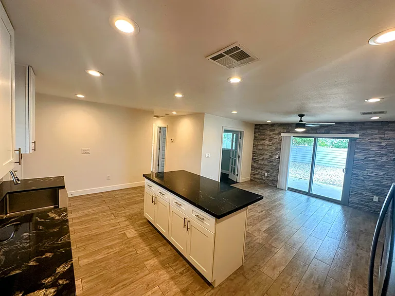 2315 E Marmora St — Photo 9