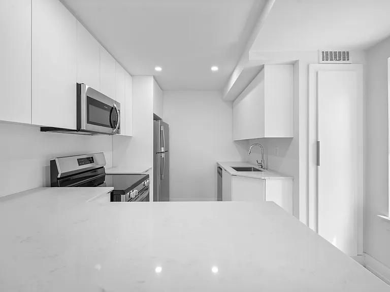 110 Saint Clair Ave W — Photo 28