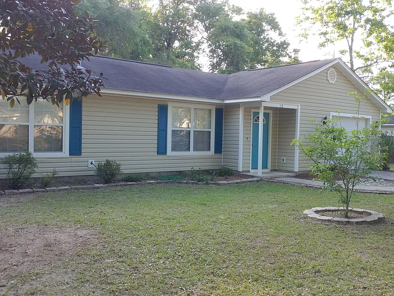 Front view showing Garage