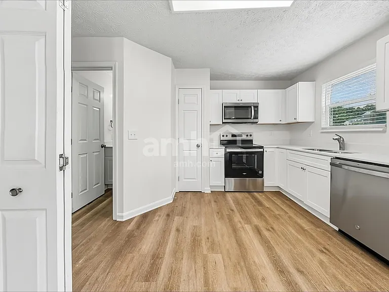2044 Woodmere Dr — Photo 3