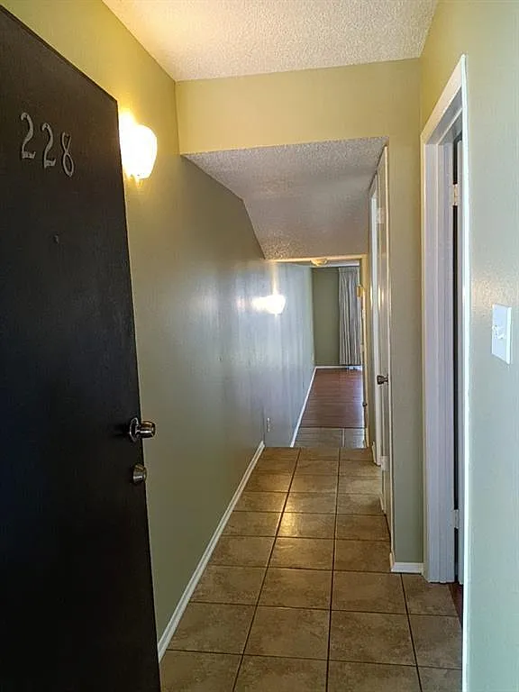 1 bed, 1.0 bath, 692 sqft, $1,265 — Photo 2
